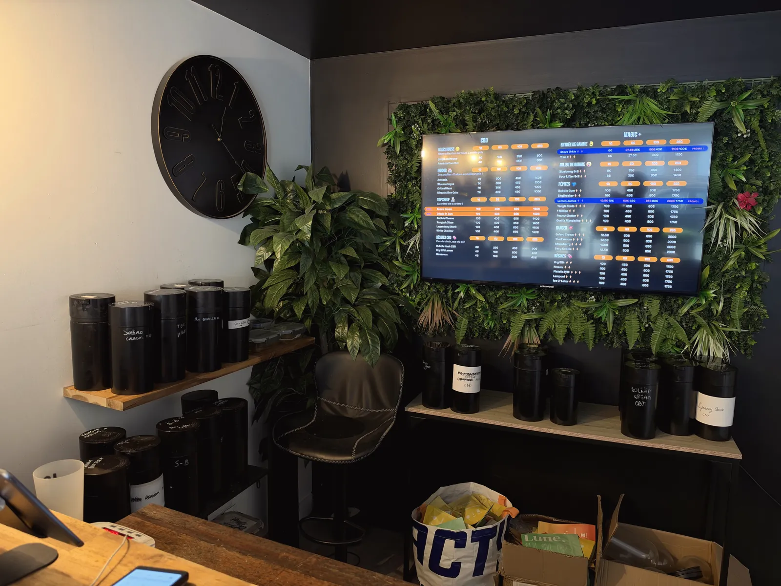 Le comptoir de la boutique Hermosa CBD Bondues