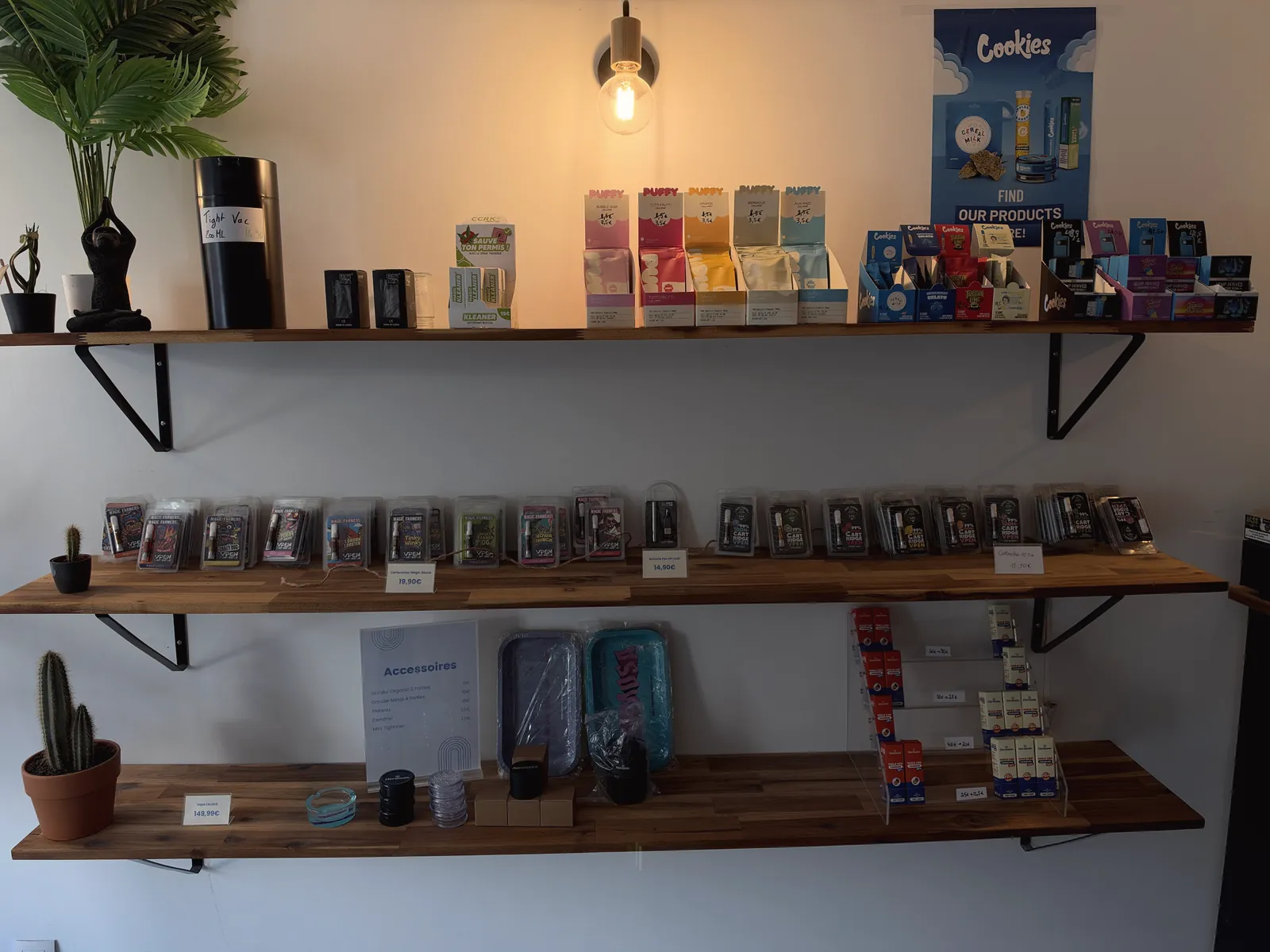 Étagères de produits CBD dans la boutique Hermosa de Bondues