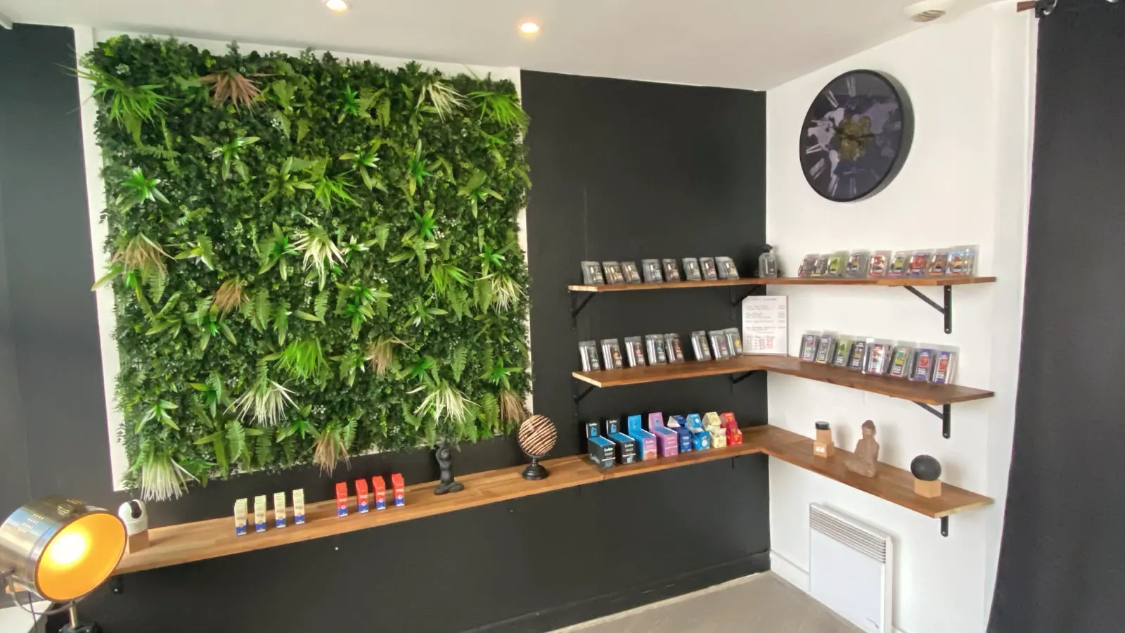 Intérieur de la boutique CBD Hermosa à Comines