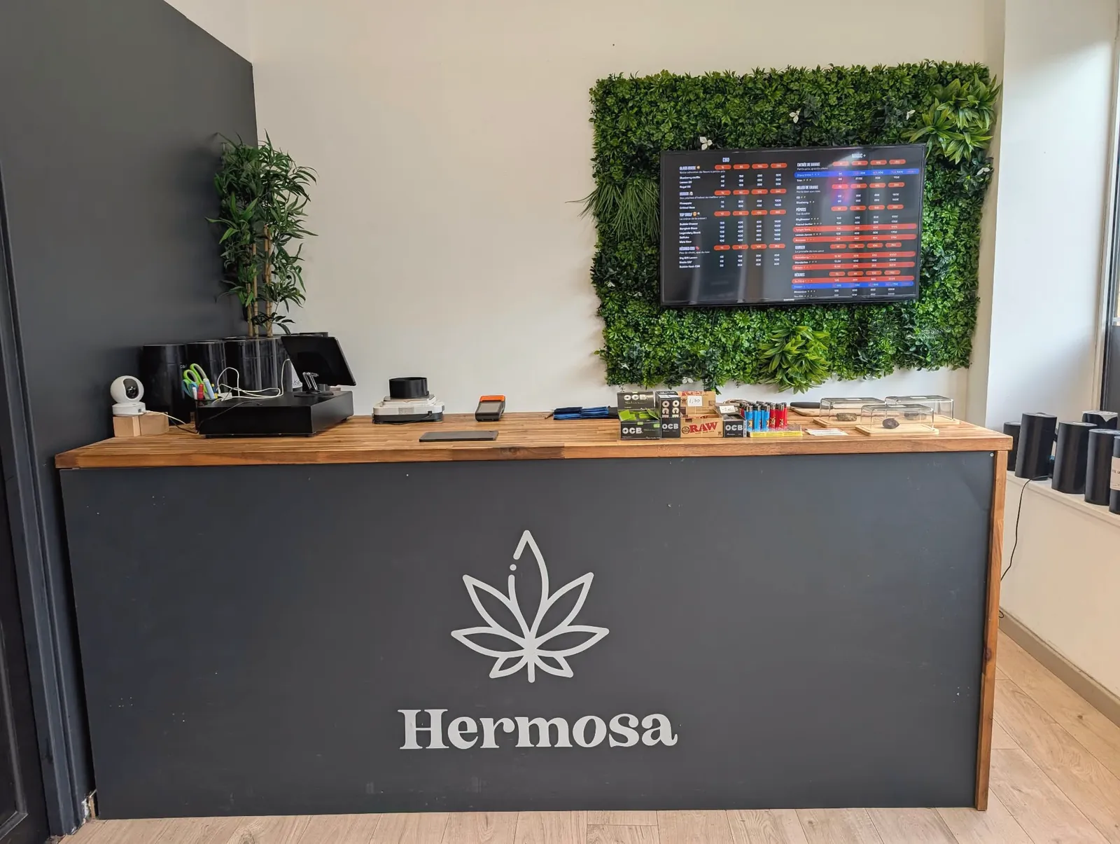 Intérieur de la boutique Hermosa CBD Liévin